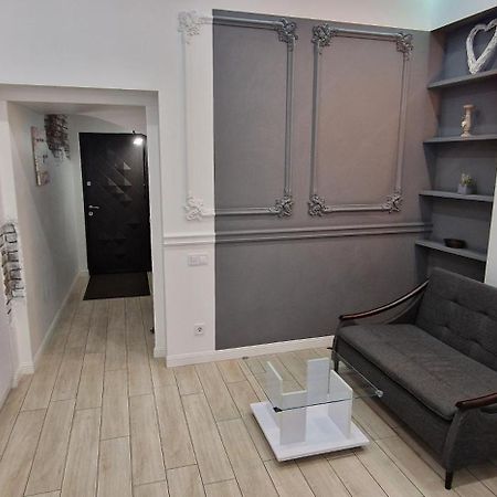 Чорно -Білий Люкс В Центрі Lägenhet Lviv Exteriör bild